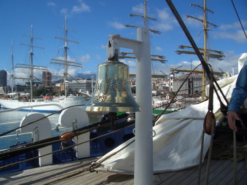 Gorch Fock im Hafen von Teneriffa. Im Hintergrund: Alexander von Humboldt II und die Statsrad Lehmkuhl